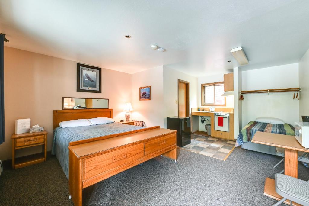 1 dormitorio con 1 cama grande, escritorio y escritorio en Cozy Cooper Landing Studio with Mountain Views!, en Cooper Landing