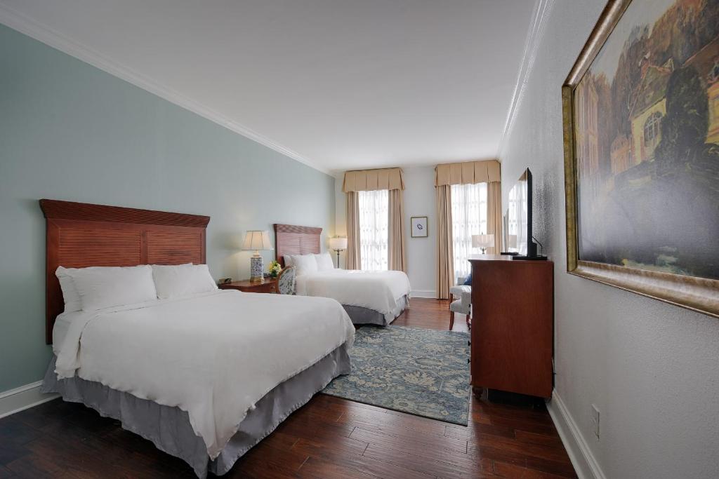 una habitación de hotel con 2 camas y una pintura en voco St James Hotel, an IHG hotel en Nueva Orleans