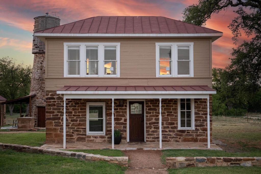 une petite maison en briques avec un toit rouge dans l'établissement The Mildred Guest Haus, à Mason