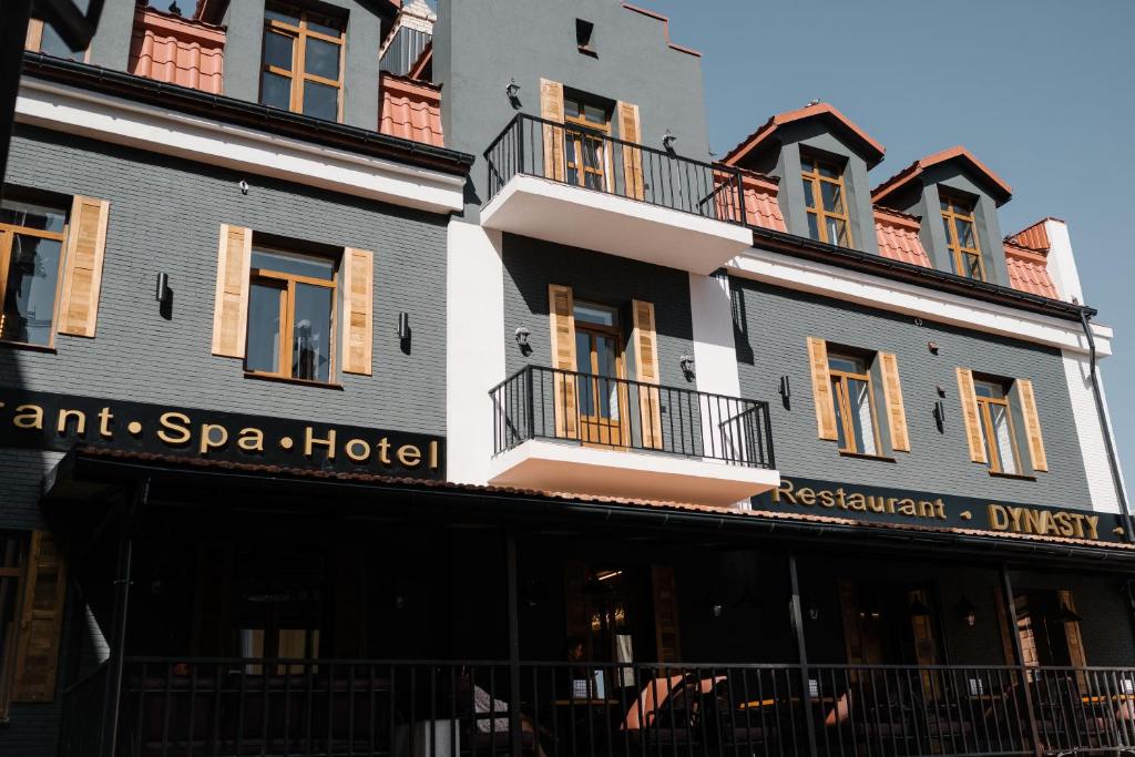 ein großes Gebäude mit zwei Balkonen darüber in der Unterkunft Hotel Dynasty in Kamjanez-Podilskyj