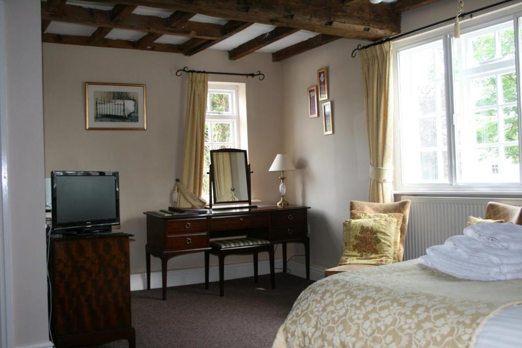 The Manor Guest House - Deluxe King Room