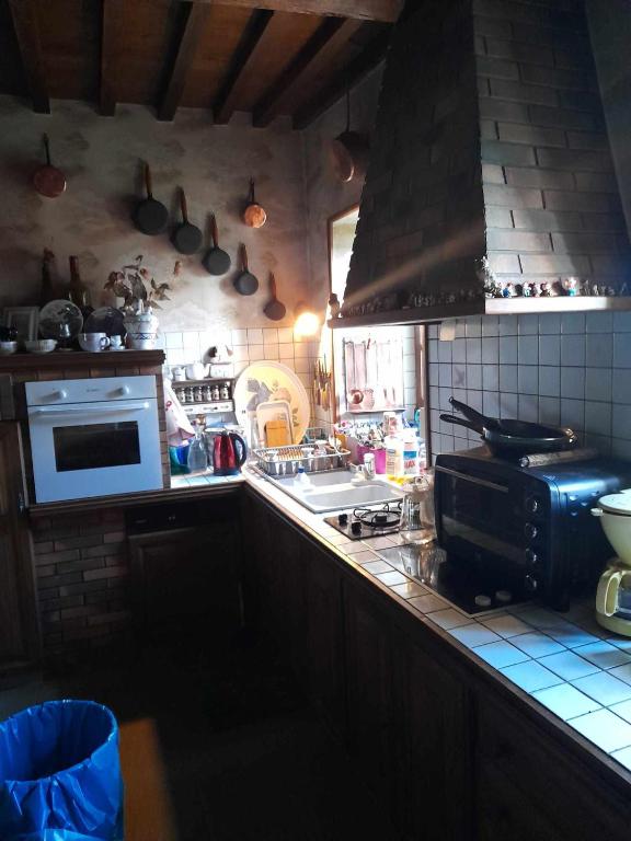 Una cocina o cocineta en Ferme Arboucau