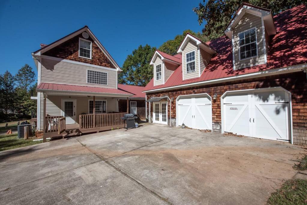 una casa con dos puertas blancas de garaje en una entrada en 3196 Joe Parker C, en Gainesville