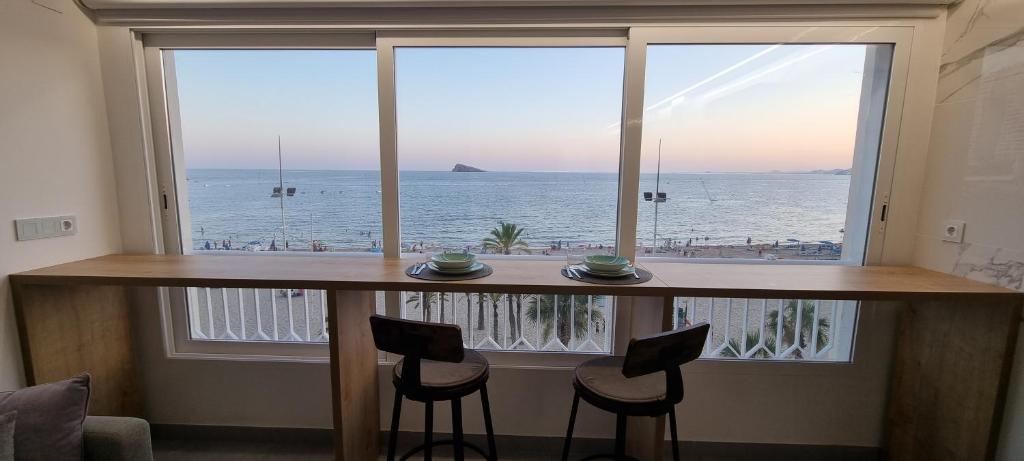 ventana grande con vistas al océano en Principado Benidorm Suites Levante en Benidorm