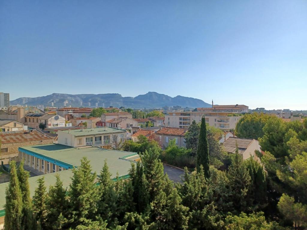 - une vue sur une ville avec des arbres et des bâtiments dans l'établissement chambre double proche stade VELODROME, à Marseille
