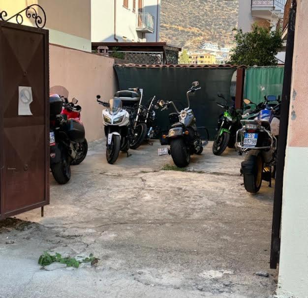 una fila di motociclette parcheggiate accanto a un edificio di Sa Marina a La Caletta