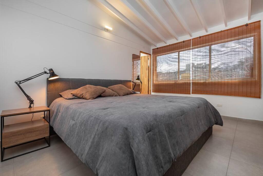 מיטה או מיטות בחדר ב-Rooftop apartment