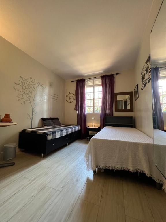 1 dormitorio con 2 camas en una habitación en Quarto Aconchegante Em Uma Linda Casa, en Brasilia