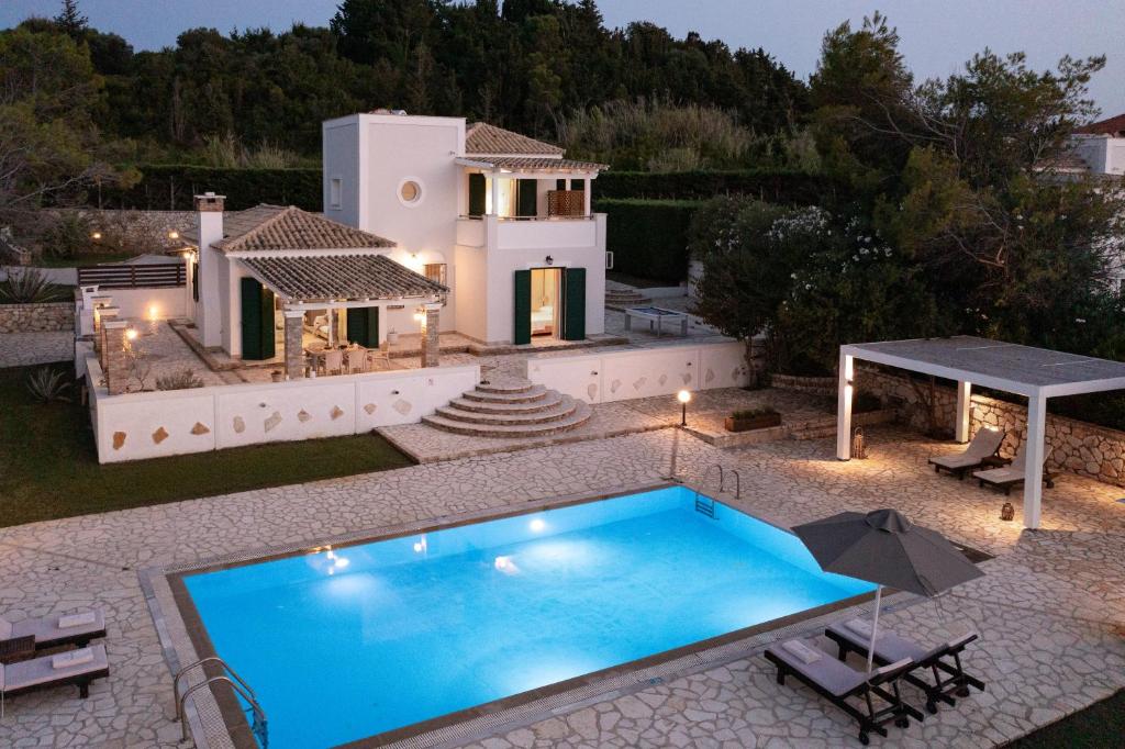 uma villa com piscina em frente a uma casa em Beachfront Villa Dionysos - With private beach em Sidari