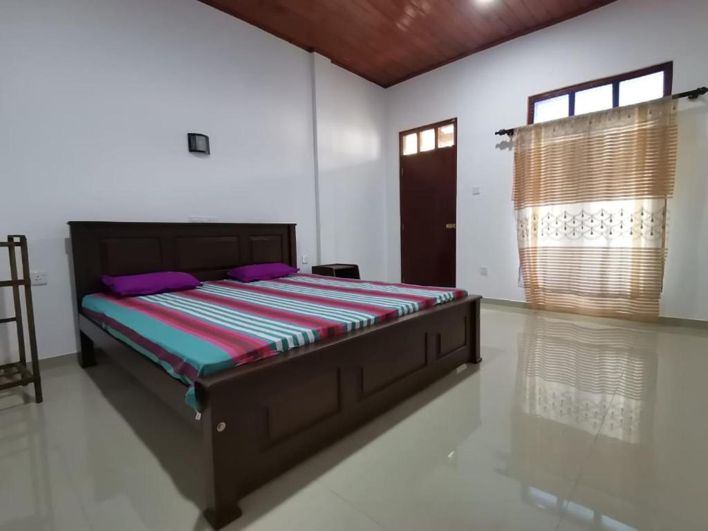 Ένα ή περισσότερα κρεβάτια σε δωμάτιο στο Ajith Homestay