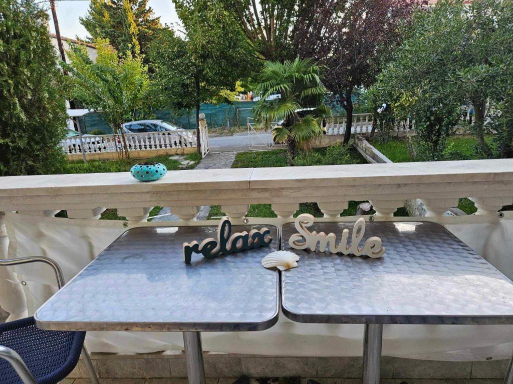 une table bleue avec le mot radiateur sourire dans l'établissement Καλλιθεα, à Kallithéa Halkidikis