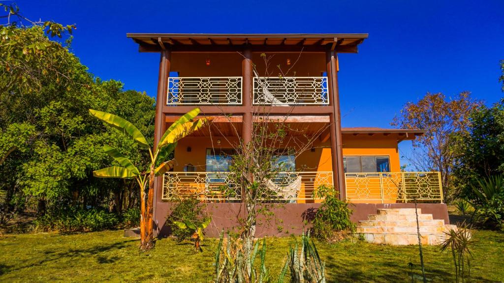 una casa con balcone sul lato di Terra Coral - Chapada dos Veadeiros a Alto Paraíso de Goiás