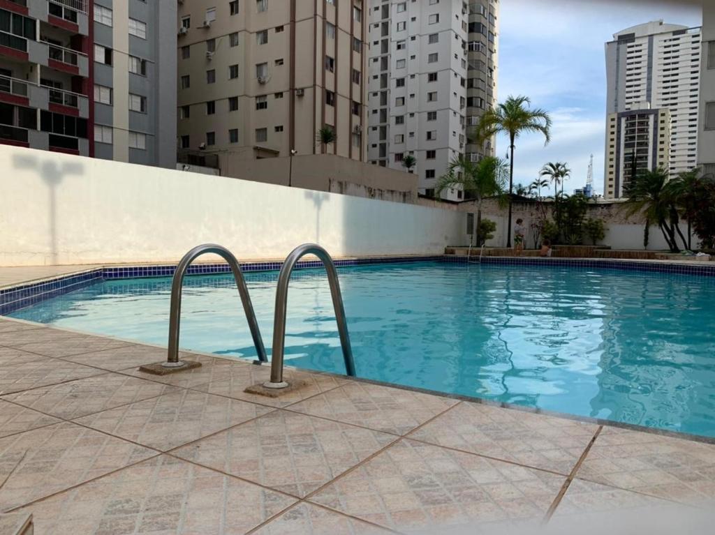 a swimming pool in a city with tall buildings at Lindo apartamento no Setor Bueno- todo reformado - tudo novinho -Sua busca termina aqui in Goiânia