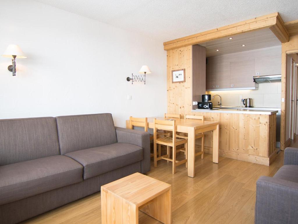 un salon avec un canapé et une table et une cuisine dans l'établissement Deux pièces, balcon sud/ouest, près des pistes à Tignes, Wifi exclu Juillet-Aout - FR-1-449-27, à Tignes