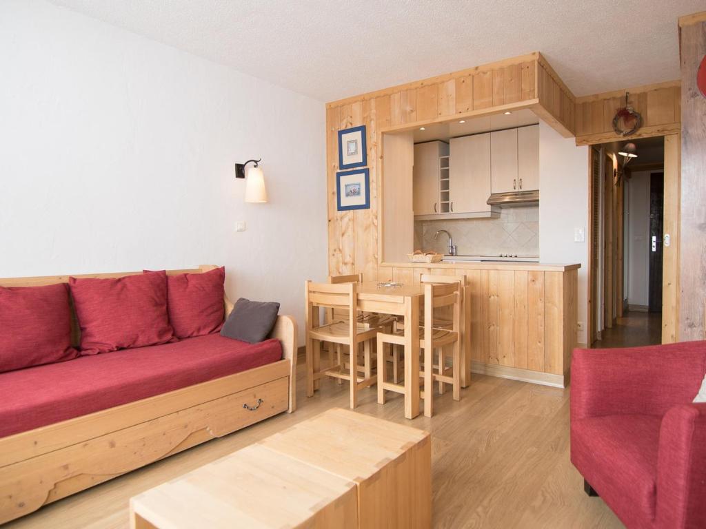 un salon avec un canapé rouge et une cuisine dans l'établissement Studio de Luxe à 500m des Pistes, Balcon, Wi-Fi, Animaux Acceptés - FR-1-449-47, à Tignes