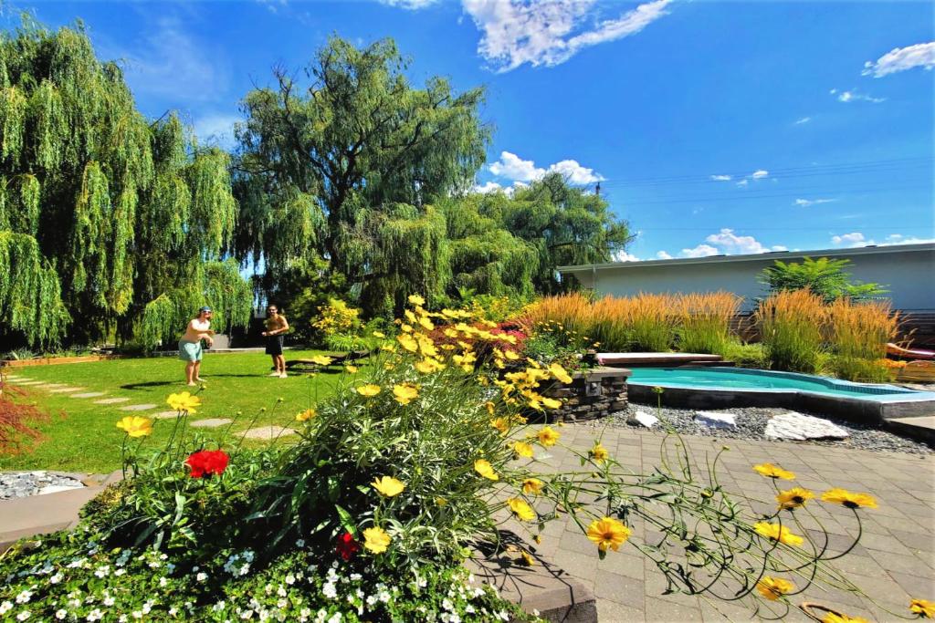 Zahrada ubytování Serene Waterfront Escape with Pool, Hot Tub & Breathtaking Views - Pet Friendly