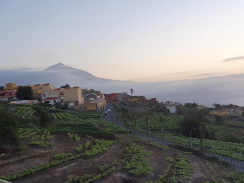una città su una collina con una montagna sullo sfondo di Villa La Casita a La Matanza de Acentejo