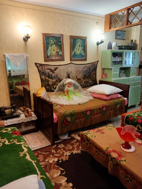KaranacにあるApartments Bakine Čarolijeのベッドルーム1室(ベッド2台、鏡付)