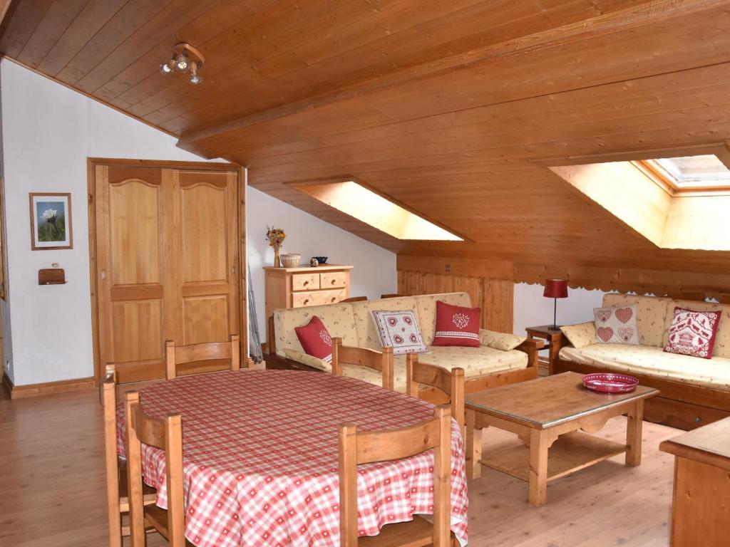 un salon avec un canapé et une table dans l'établissement Grand duplex avec balcon Sud proche pistes à Pralognan. - FR-1-464-33, à Pralognan-la-Vanoise