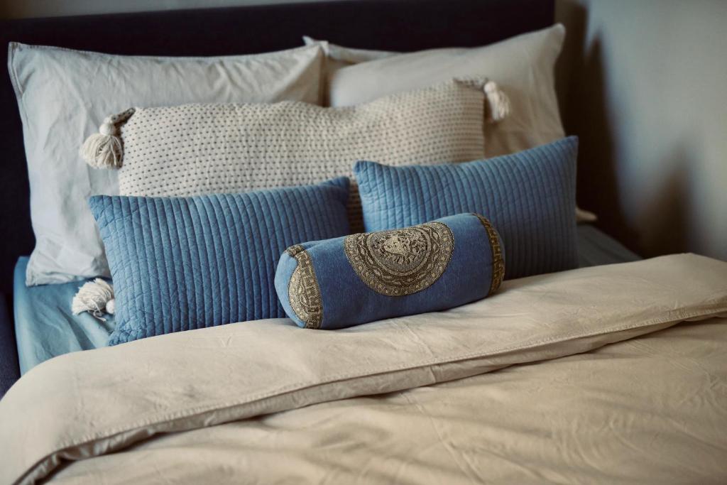 uma cama com almofadas azuis e brancas em Pandje 118 - Binnenstad Kampen em Kampen
