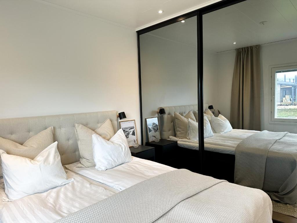 Postel nebo postele na pokoji v ubytování Snow Heaven Suites