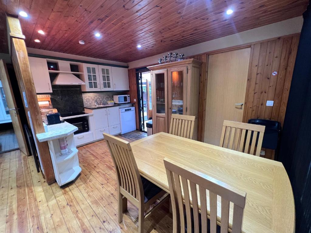 Kuchyň nebo kuchyňský kout v ubytování Spacieux chalet à Aywaille