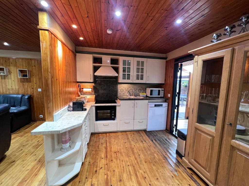 Kuchyň nebo kuchyňský kout v ubytování Spacieux chalet à Aywaille