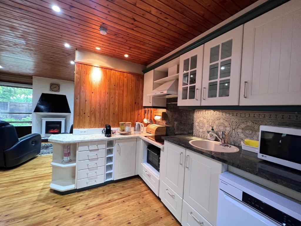 Kuchyň nebo kuchyňský kout v ubytování Spacieux chalet à Aywaille