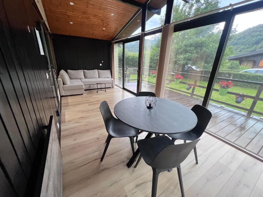 Balkón nebo terasa v ubytování Spacieux chalet à Aywaille