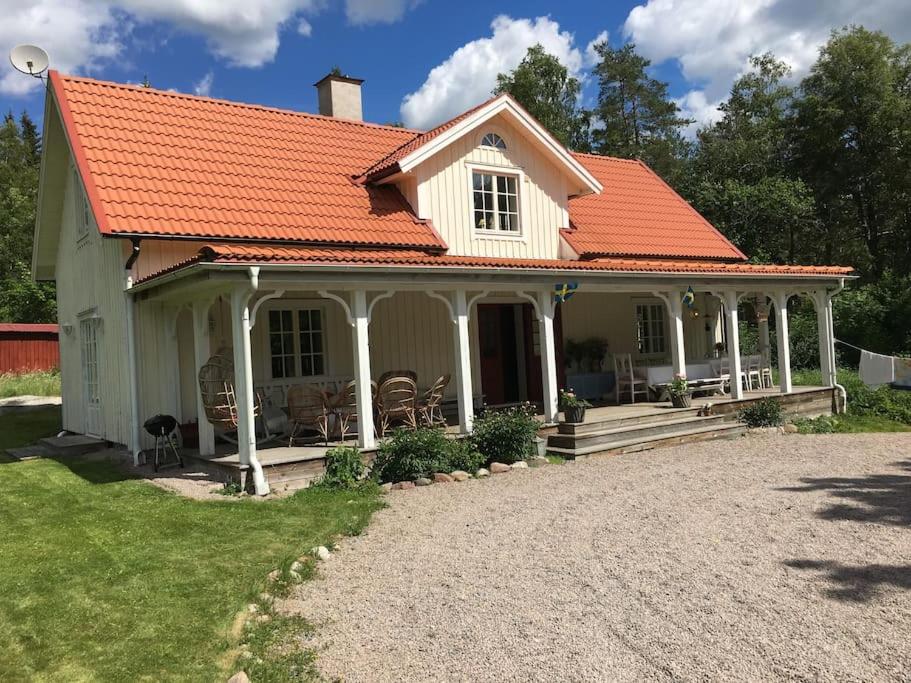 una casa con techo naranja en un patio en Vacation in Wonderful environment! - Uppsala, 