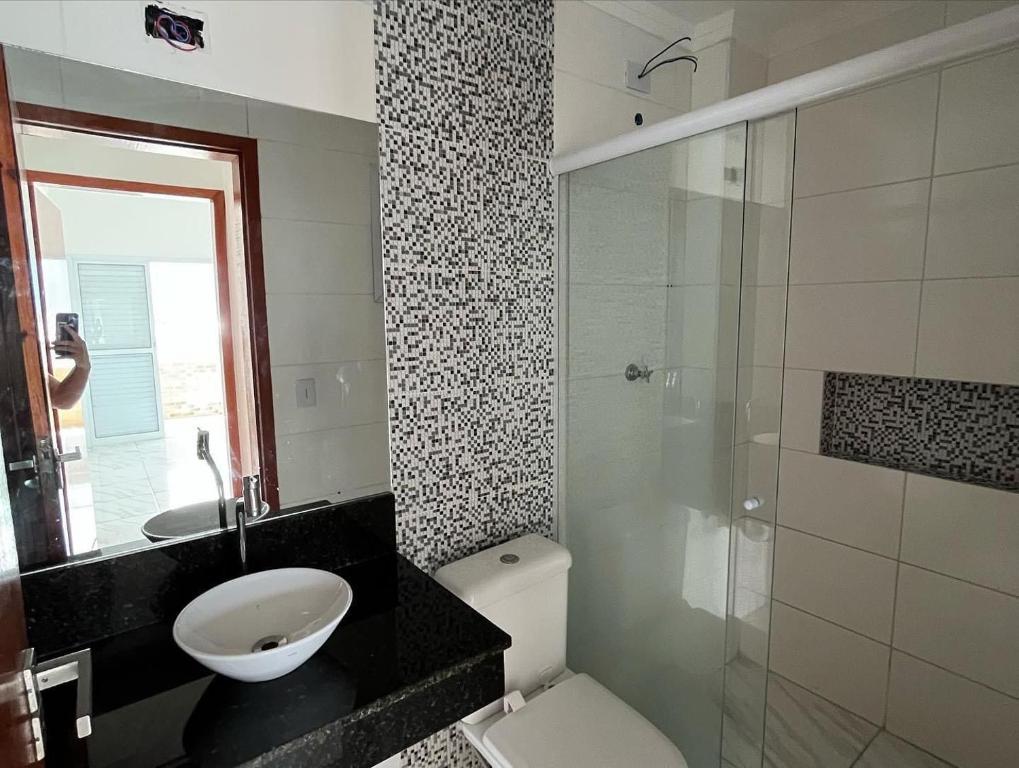 南灣的住宿－Apartamento Alto padrão praia grande，浴室配有卫生间、盥洗盆和淋浴。