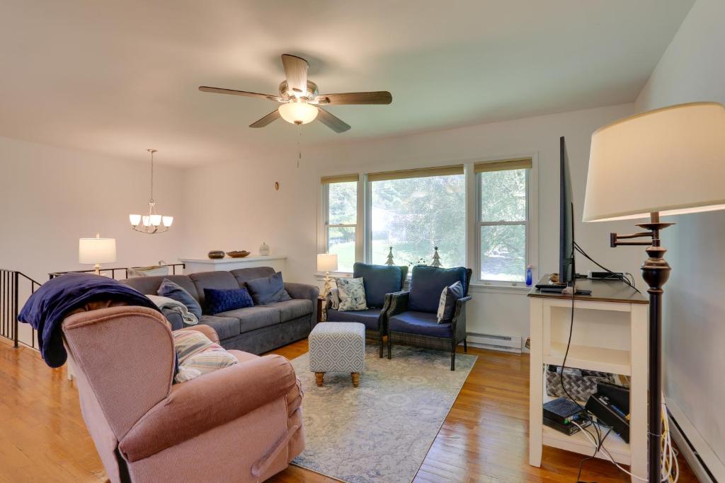 - un salon avec un canapé, des chaises et un ventilateur de plafond dans l'établissement Kiamesha Lake Home with Deck, 4 Mi to Resorts World!, à Monticello