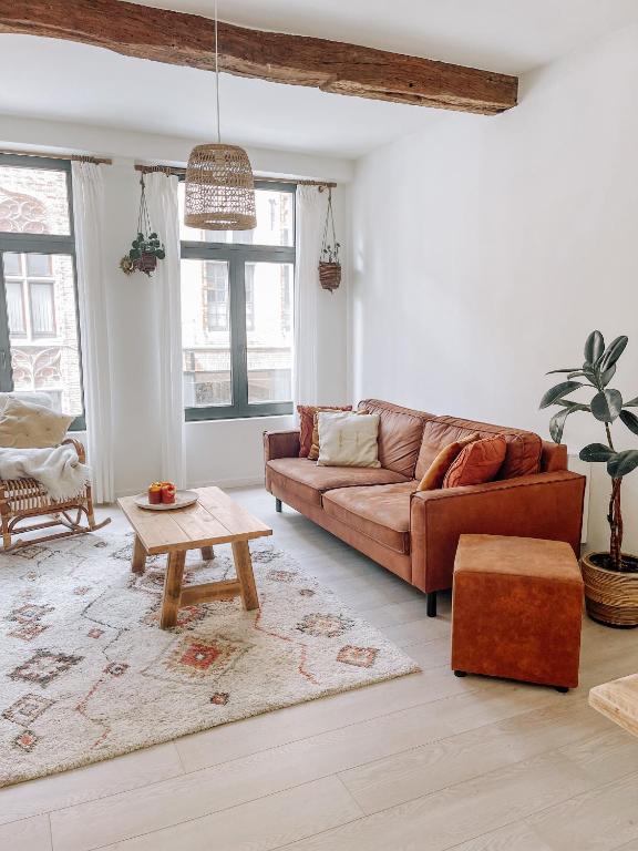 Cozy Guesthouse في بروج: غرفة معيشة مع أريكة وطاولة قهوة