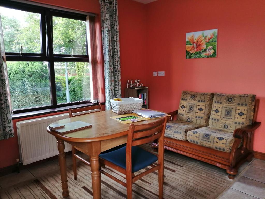 uma sala de estar com uma mesa e um sofá em Lynn's Lodge em Randalstown