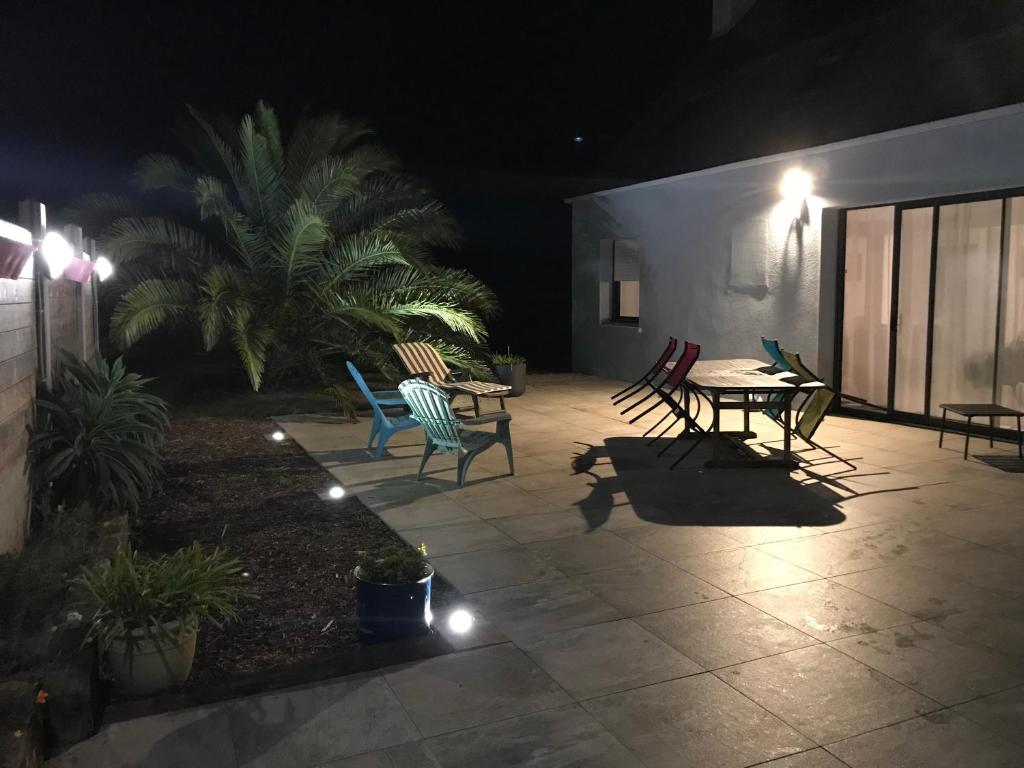 Patio nebo venkovní prostory v ubytování Les pieds dans le sable
