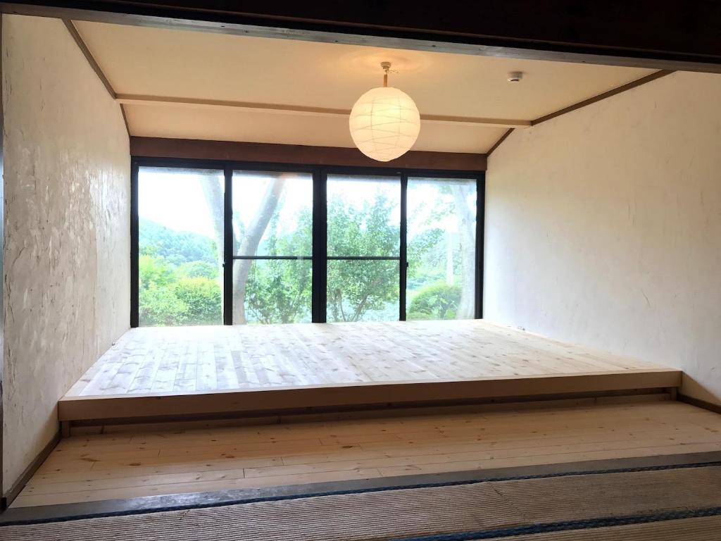 um quarto vazio com uma grande janela e uma cama em VillageOMOYA - Vacation STAY 24662v em Ina