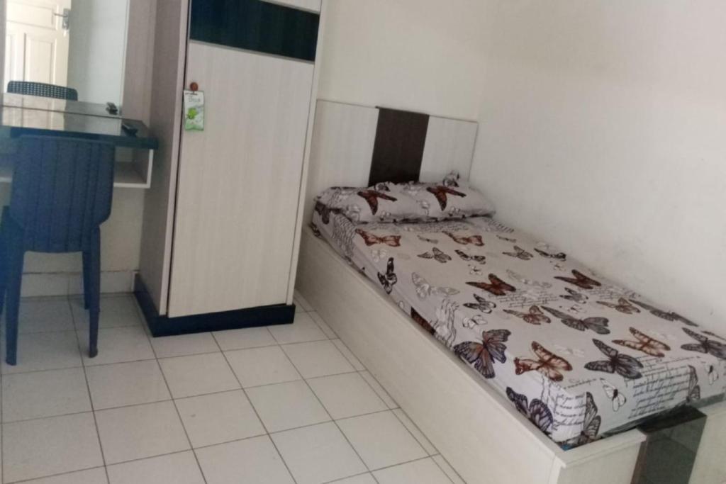 1 dormitorio pequeño con 1 cama en la cocina en SPOT ON 93005 Berkah Kedawung Syariah en Cirebon