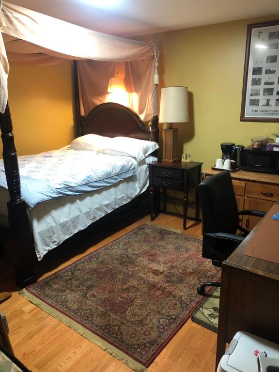 1 dormitorio con cama, escritorio y silla en Studio with private bath room, en Chicago
