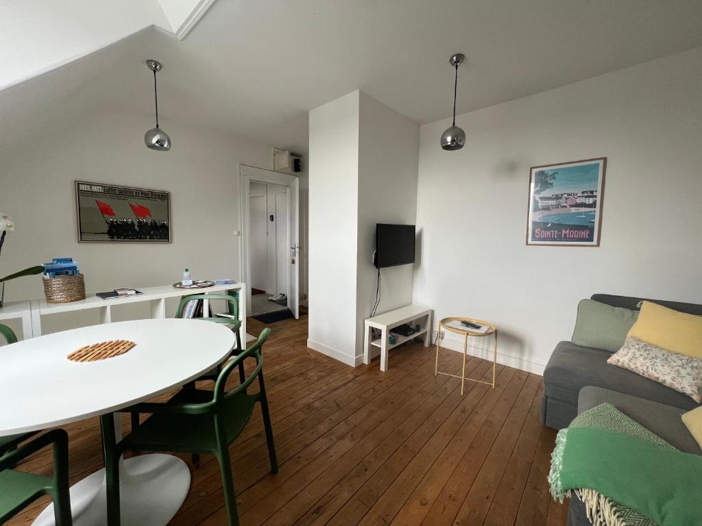 TV a/nebo společenská místnost v ubytování Studio Duplex Bénodet