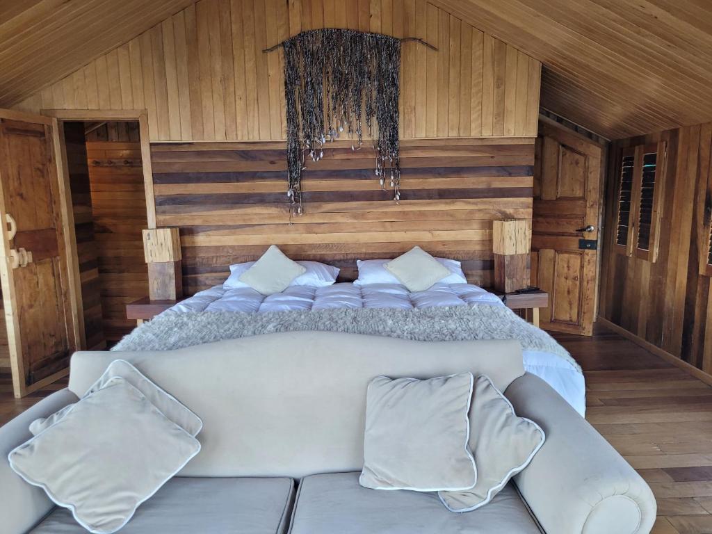 Tempat tidur dalam kamar di ALMA CHILOTA