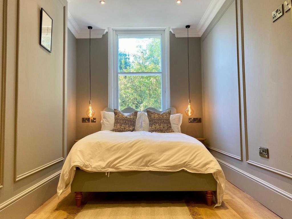 Railway House York by Chateau Anna - Deluxe Two-Bedroom Apartment With Garden View