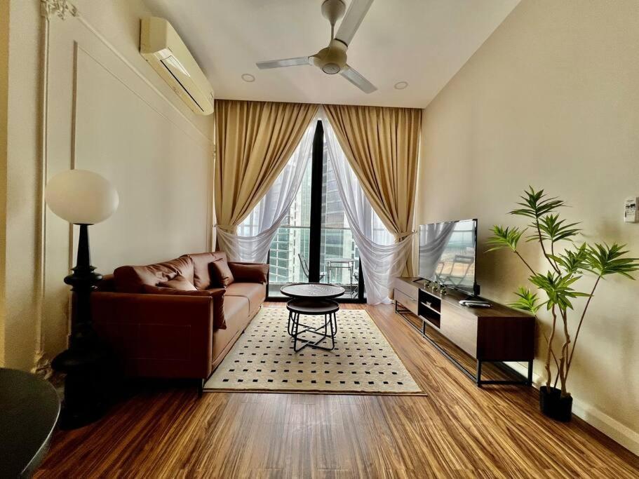 Una sala de estar con un sofá y un televisor. en Near Legoland-Sophisticated Home #Cowidea, en Nusajaya
