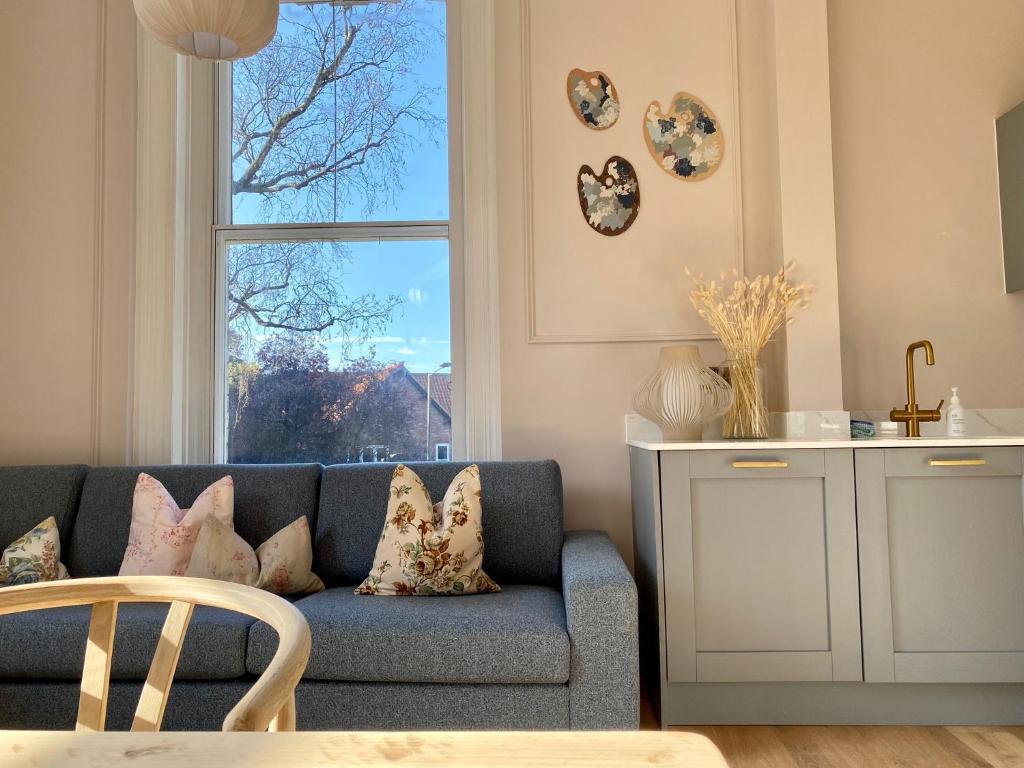 Railway House York by Chateau Anna - Three-Bedroom Apartment