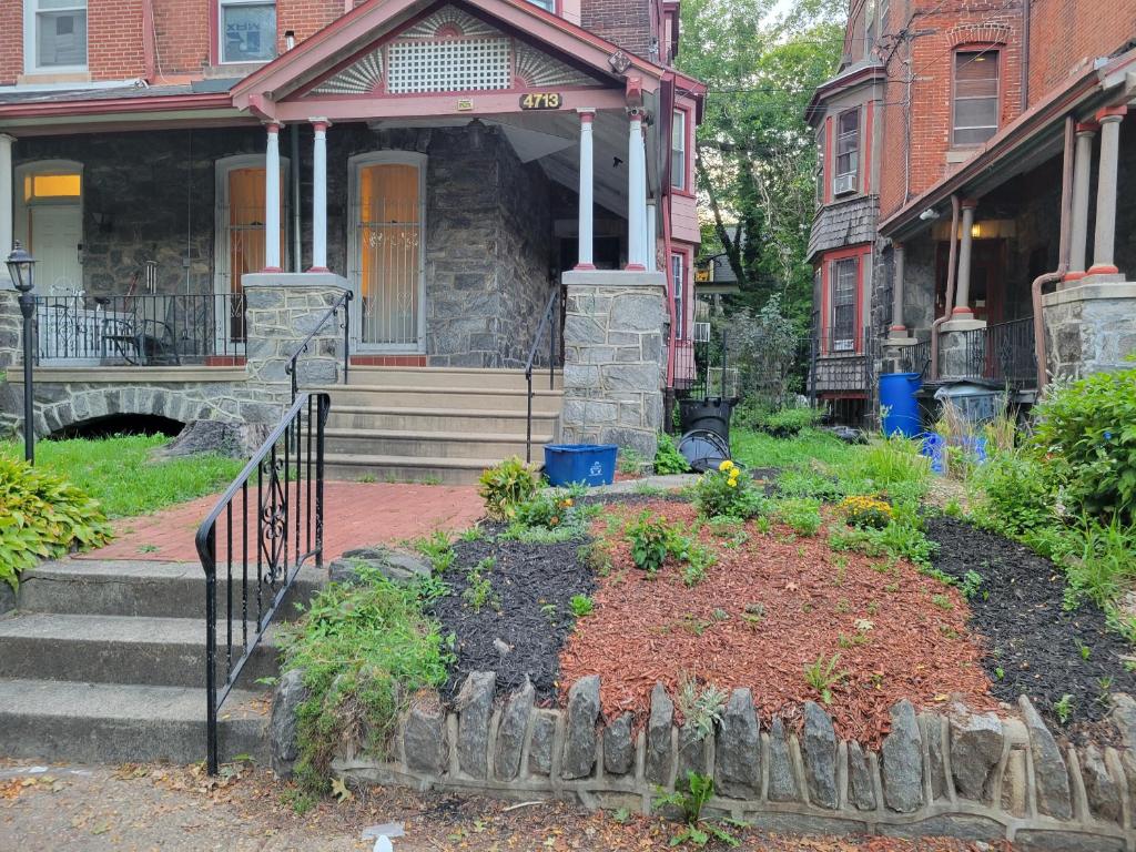 une maison avec un jardin en face dans l'établissement A Victorian home, à Philadelphie