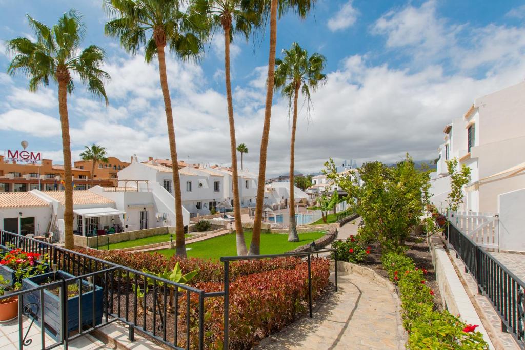 widok na ulicę z palmami i domami w obiekcie Casa Maravilla Golf del Sur w San Miguel de Abona