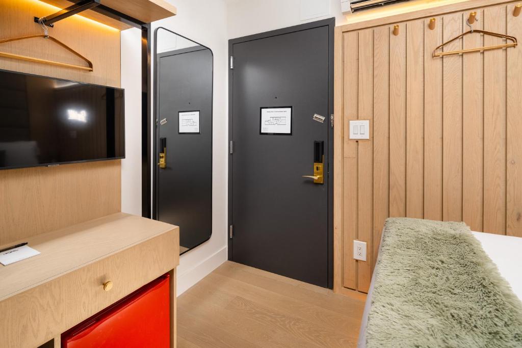 Postel nebo postele na pokoji v ubytování Little Charlie Hotel