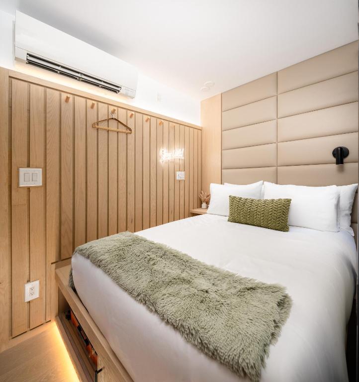Postel nebo postele na pokoji v ubytování Little Charlie Hotel