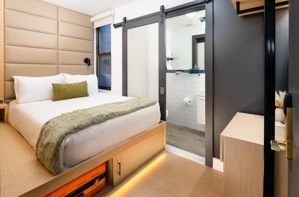 Postel nebo postele na pokoji v ubytování Little Charlie Hotel