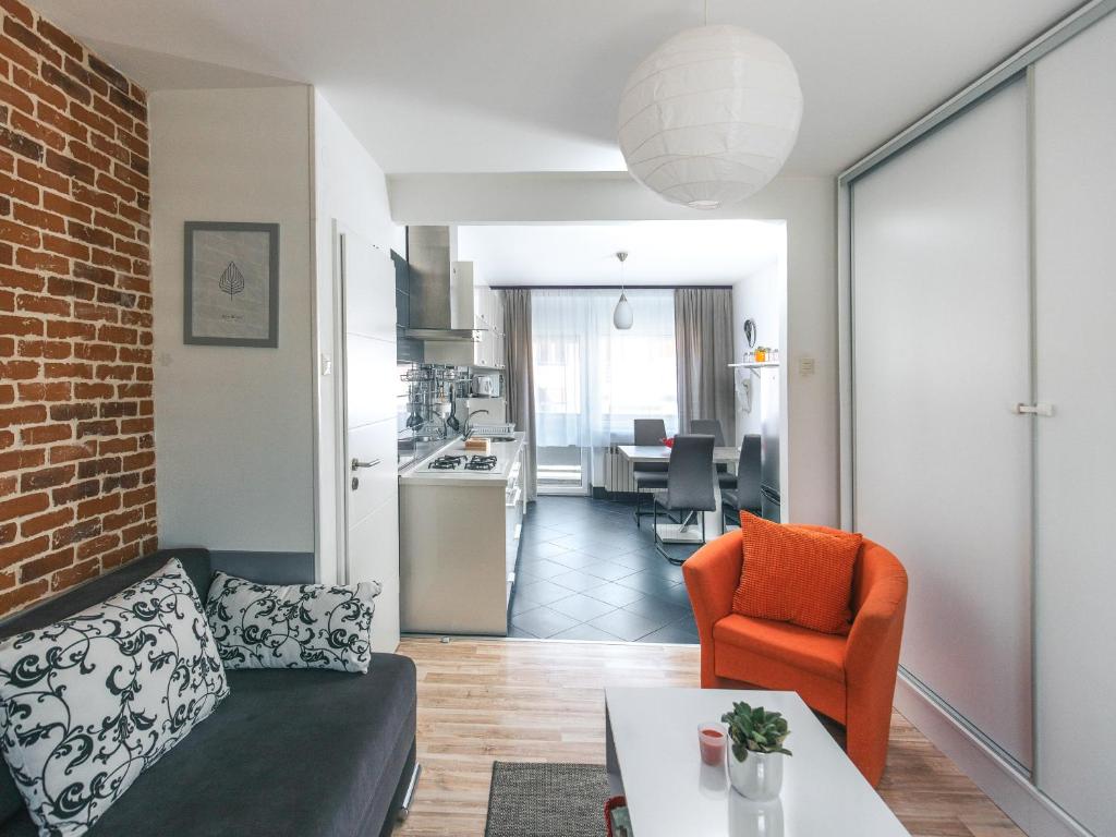 奥西耶克Apartman Stadion的客厅里有一张沙发和一张桌子。