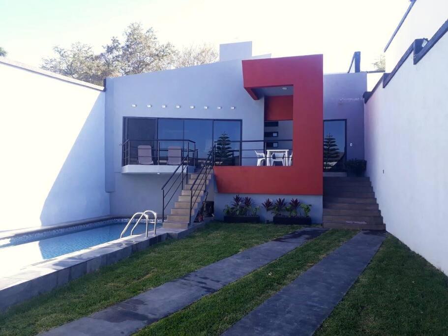 Casa moderna con piscina y patio en Casa Hogareña las estacas, 